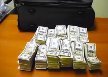 Encuentra en Nochebuena una mochila con más de $17 mil en la calle y se la entrega a la Policía