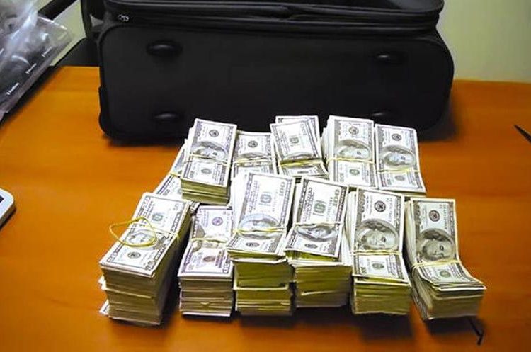 Encuentra en Nochebuena una mochila con más de $17 mil en la calle y se la entrega a la Policía