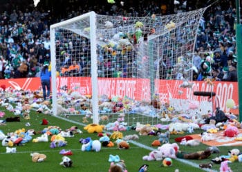 Así fue la lluvia de peluches solidaria que organizó el Betis para Navidad