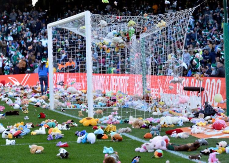 Así fue la lluvia de peluches solidaria que organizó el Betis para Navidad