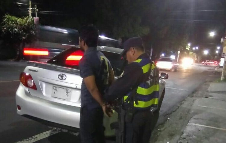 Sorprenden a hombre manejando tras haber consumido más de 20 cervezas