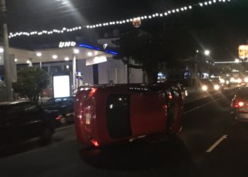 (VIDEO) Ciudadanos auxilian a familia que se accidenta en el Paseo General Escalón