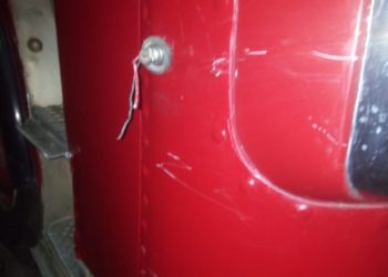 Motociclista daña camión cisterna del Cuerpo de Bomberos