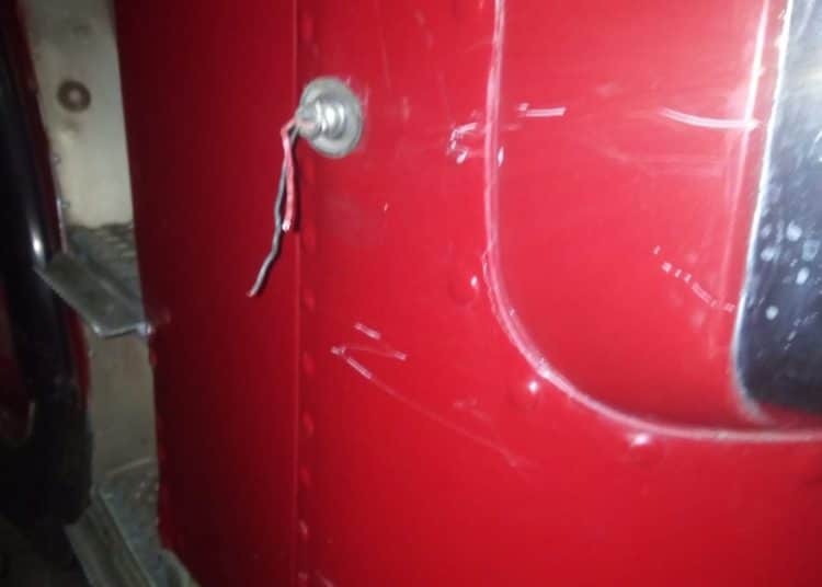 Motociclista daña camión cisterna del Cuerpo de Bomberos