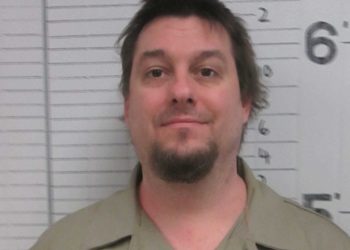 Un exgobernador de EE.UU. indulta al violador de una niña de 9 años condenado a 23 años de cárcel