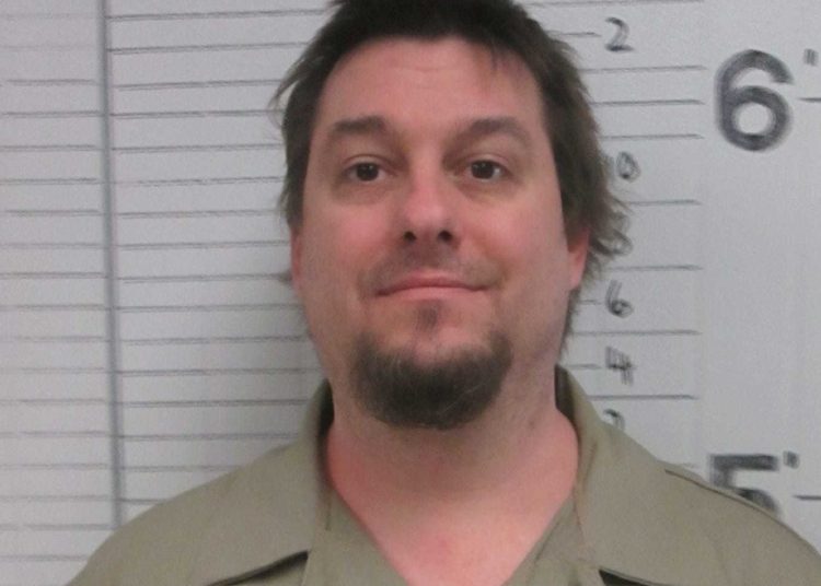 Un exgobernador de EE.UU. indulta al violador de una niña de 9 años condenado a 23 años de cárcel