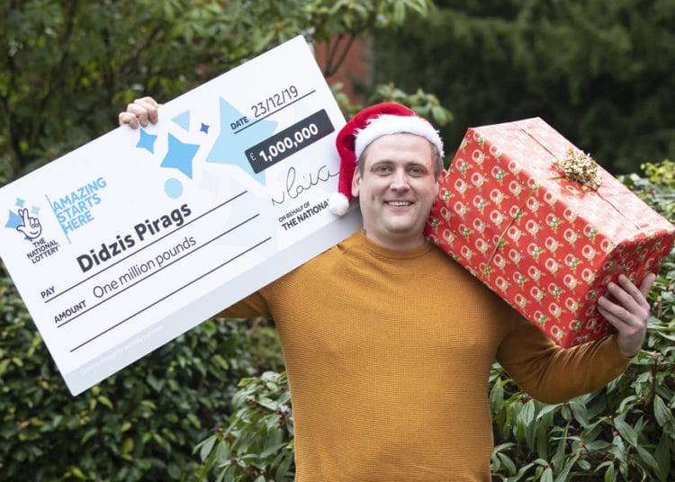 Gana más de un millón de dólares en la lotería y trabaja el día de Navidad