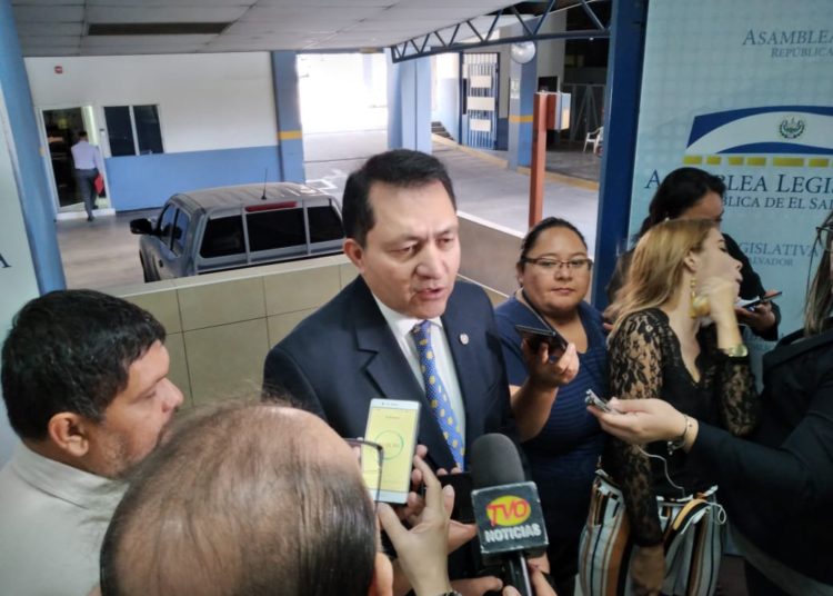 Mario Ponce ordena que se revele información sobre viáticos que se han otorgado a diputados en viajes