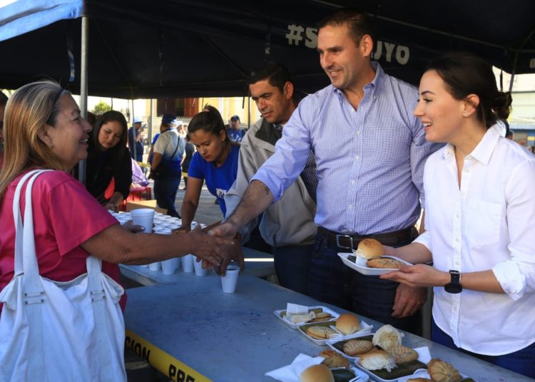 Alcalde de San Salvador reparte tamales navideños en plaza Gerardo Barrios
