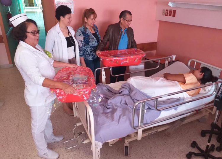 Premian a los primeros bebes que nacieron en Navidad