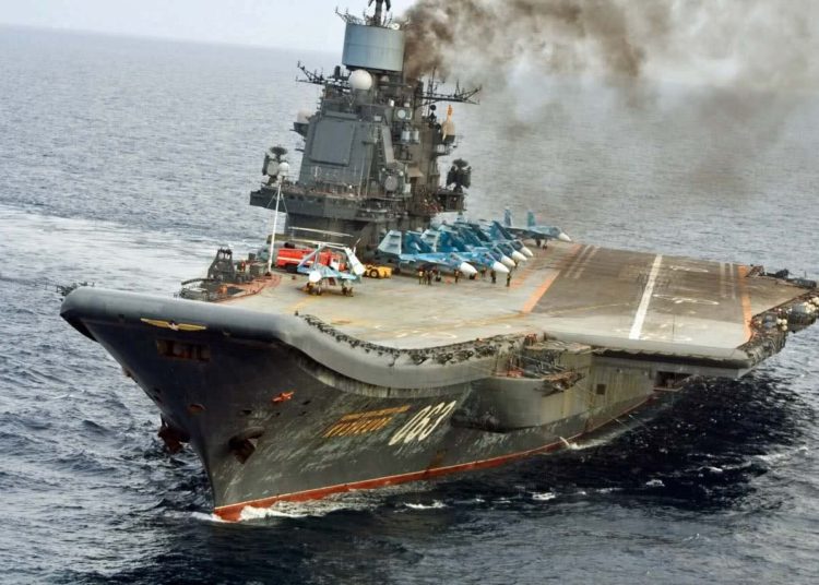 (VIDEO) Se incendia el único portaaviones de Rusia
