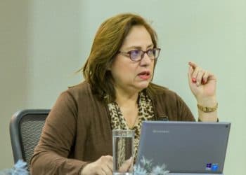 Ministra de Salud pide supervisar niños al momento de quemar pólvora