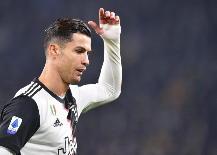 (VIDEO) Cristiano trata de agredir a un aficionado que invadió el campo para pedirle una foto