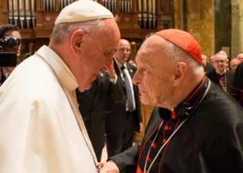 Cardenal removido por abuso sexual entregó más de $600.000 a miembros del clero que debían investigarlo