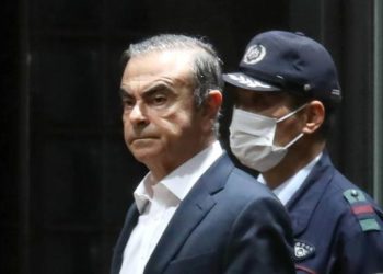 Exjefe de Nissan se fuga a Líbano en caja de instrumentos de música