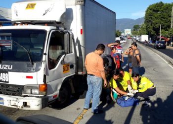 Socorristas auxilian a hombre atropellado en la Juan Pablo II