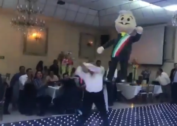 (VIDEO) Diputados mexicanos rompen piñata de AMLO en su festejo navideño