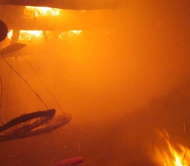 Dejan la cocina encendida y se les quema la casa en Chalatenango