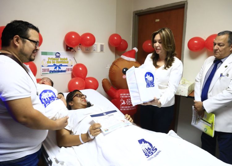 ISSS premia al primer bebe nacido en el Policlínico Zacamil