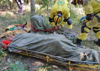 Rescatan a hombre que estuvo tres días en el fondo de un barranco