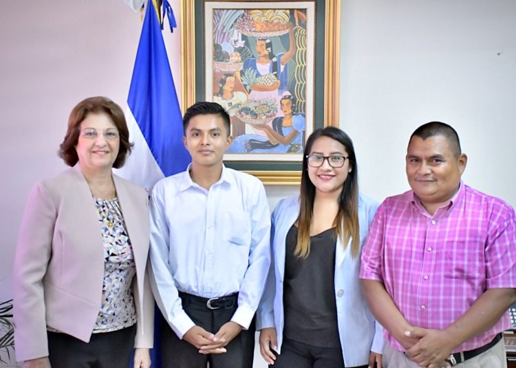 Joven que sacó su bachillerato vendiendo dulces recibirá beca universitaria de parte del presidente Bukele