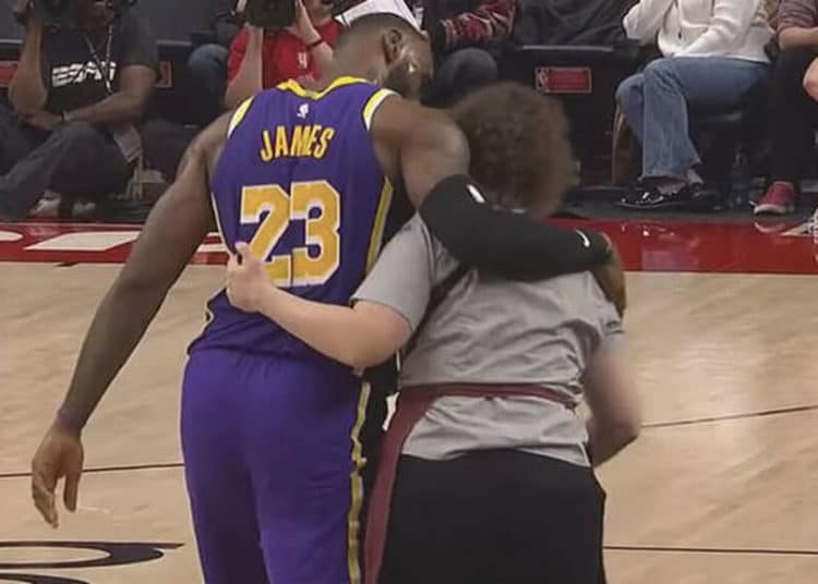 El abrazo de LeBron James con una vendedora después de haberla atropellado en pleno partido