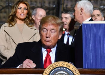 Trump firma presupuesto militar por 738.000 millones de dólares que crea la Fuerza Espacial