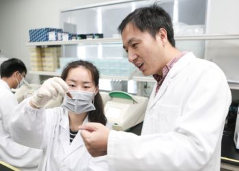 Condenan a tres años de cárcel a científico chino que modificó bebés genéticamente