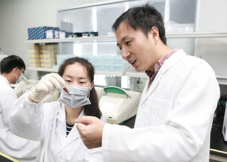 Condenan a tres años de cárcel a científico chino que modificó bebés genéticamente