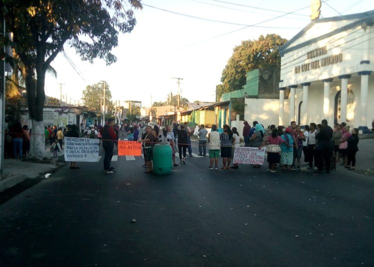 Cierran antigua calle a Tonacatepeque por instalación de antena de telefonía móvil 