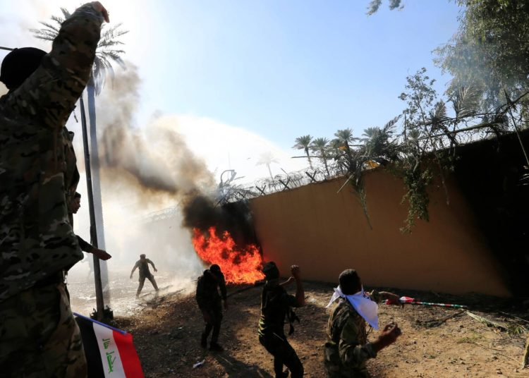 Trump envía tropas a Irak para reforzar seguridad de su embajada atacada