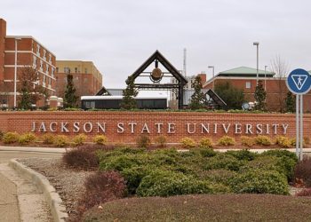 Un herido deja tiroteo en la afueras de la universidad de Misisipi, Estados Unidos