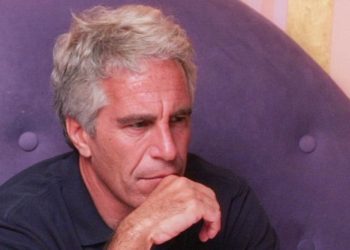 Mujer asegura que cuando tenía 15 años fue violada por el multimillonario Jeffreys Epstein