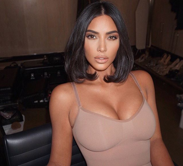 Kim Kardashian roba suspiros con diminuta ropa para dormir