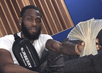 Roba 88 mil dólares de un banco y lo atrapan tras subir fotos con fajos de billetes