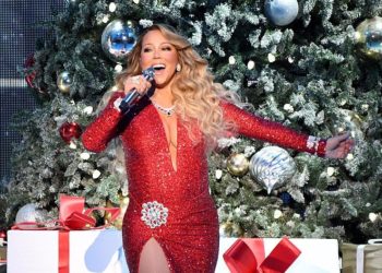 (VIDEO) Y 25 años después la canción navideña de Mariah Carey es número uno en Billboard Hot 100