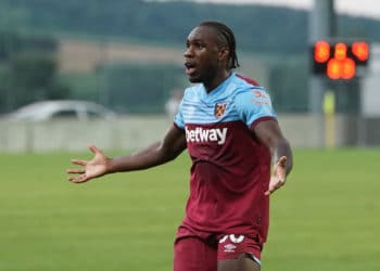 (VIDEO) Michail Antonio del West Ham chocó su Lamborghini disfrazado de muñeco de nieve