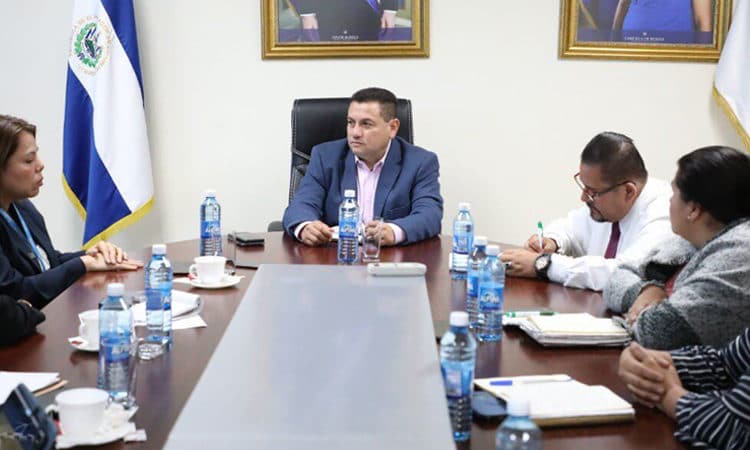 Ministro Castro reitera disposición de apoyar a trabajadores de Salud e insta a diputados a aprobar Presupuesto 2020