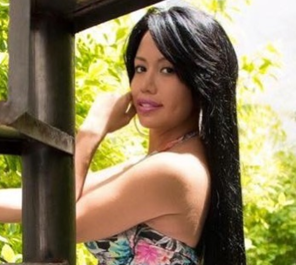 (VIDEO) Actriz porno Mujer Luna Bella se quita la ropa en pleno vuelo y ‘perrea’