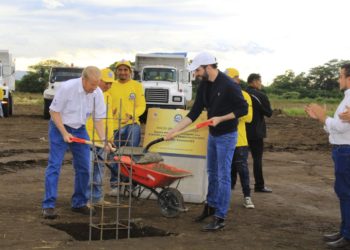 El presidente Bukele y el embajador de EE.UU. colocan la primera piedra del “Periférico Claudia Lars”