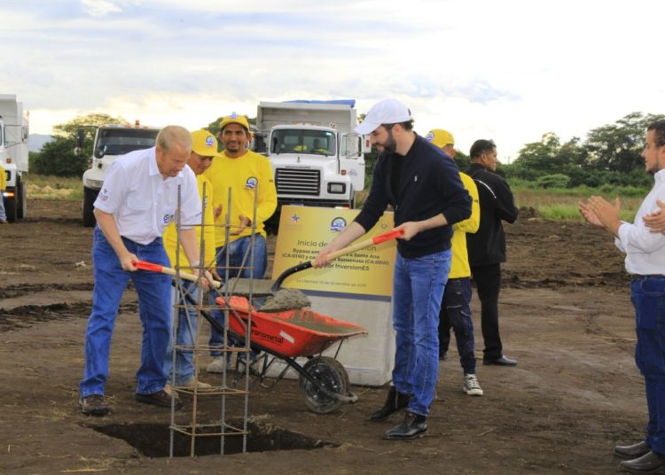 El presidente Bukele y el embajador de EE.UU. colocan la primera piedra del “Periférico Claudia Lars”