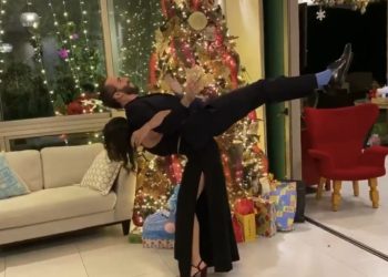 (VÍDEO) Nayib Bukele demuestra el poder de sus abdominales