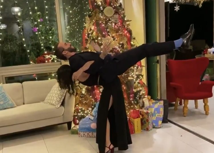 (VÍDEO) Nayib Bukele demuestra el poder de sus abdominales