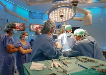 Una joven se hace una operación estética, pero sus implantes deforman su trasero