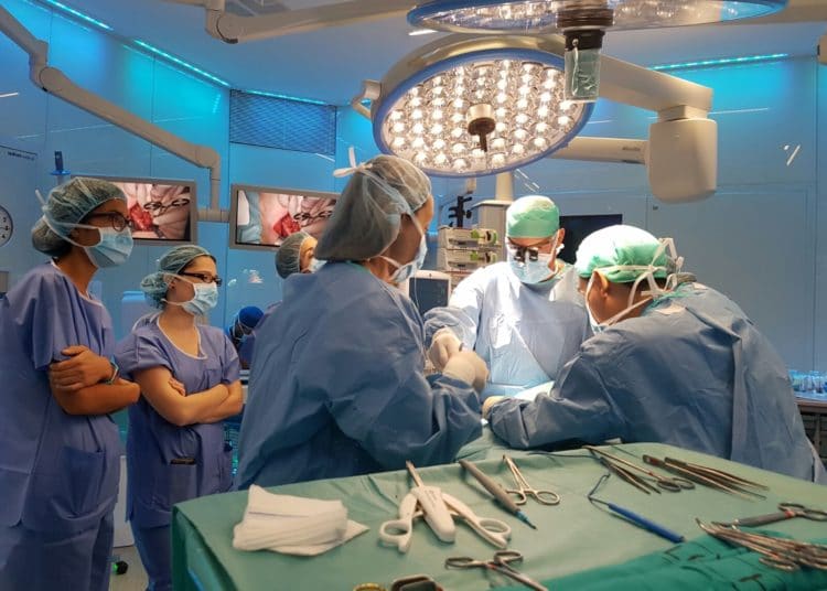 Una joven se hace una operación estética, pero sus implantes deforman su trasero