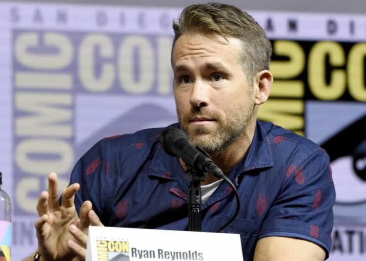 (VIDEO) Ryan Reynolds saluda a fans y casi es aplastado