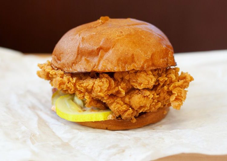 Cadena de restaurantes vende por 120.000 dólares un sándwich pegado con cinta adhesiva sobre lienzo