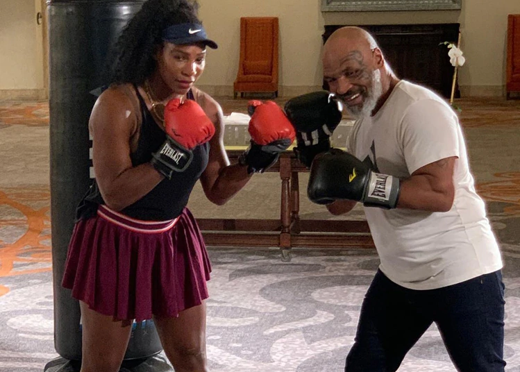 (VIDEO) Mike Tyson da clases de boxeo a Serena Williams