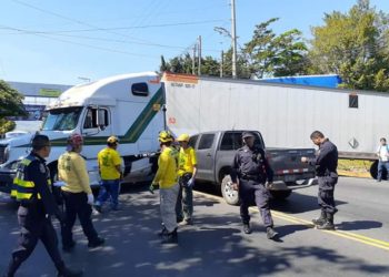 Accidente de tránsito en Ilopango deja dos policías y dos reos lesionados