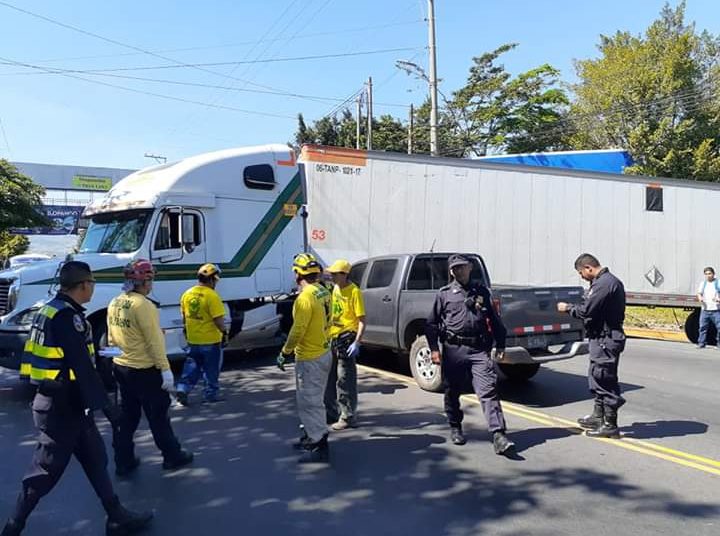 Accidente de tránsito en Ilopango deja dos policías y dos reos lesionados